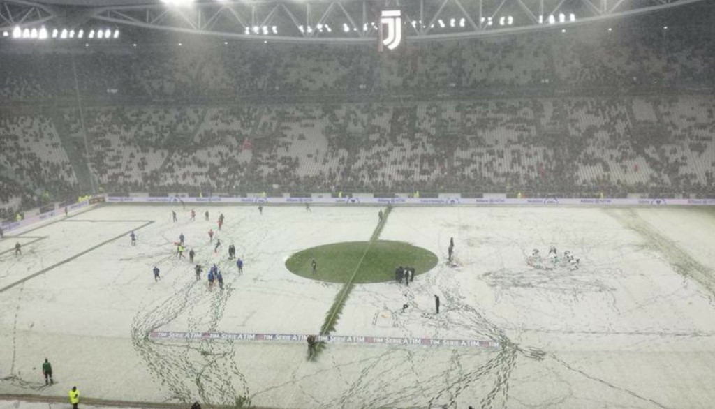 Trận của Juventus bị hoãn vì tuyết phủ trắng